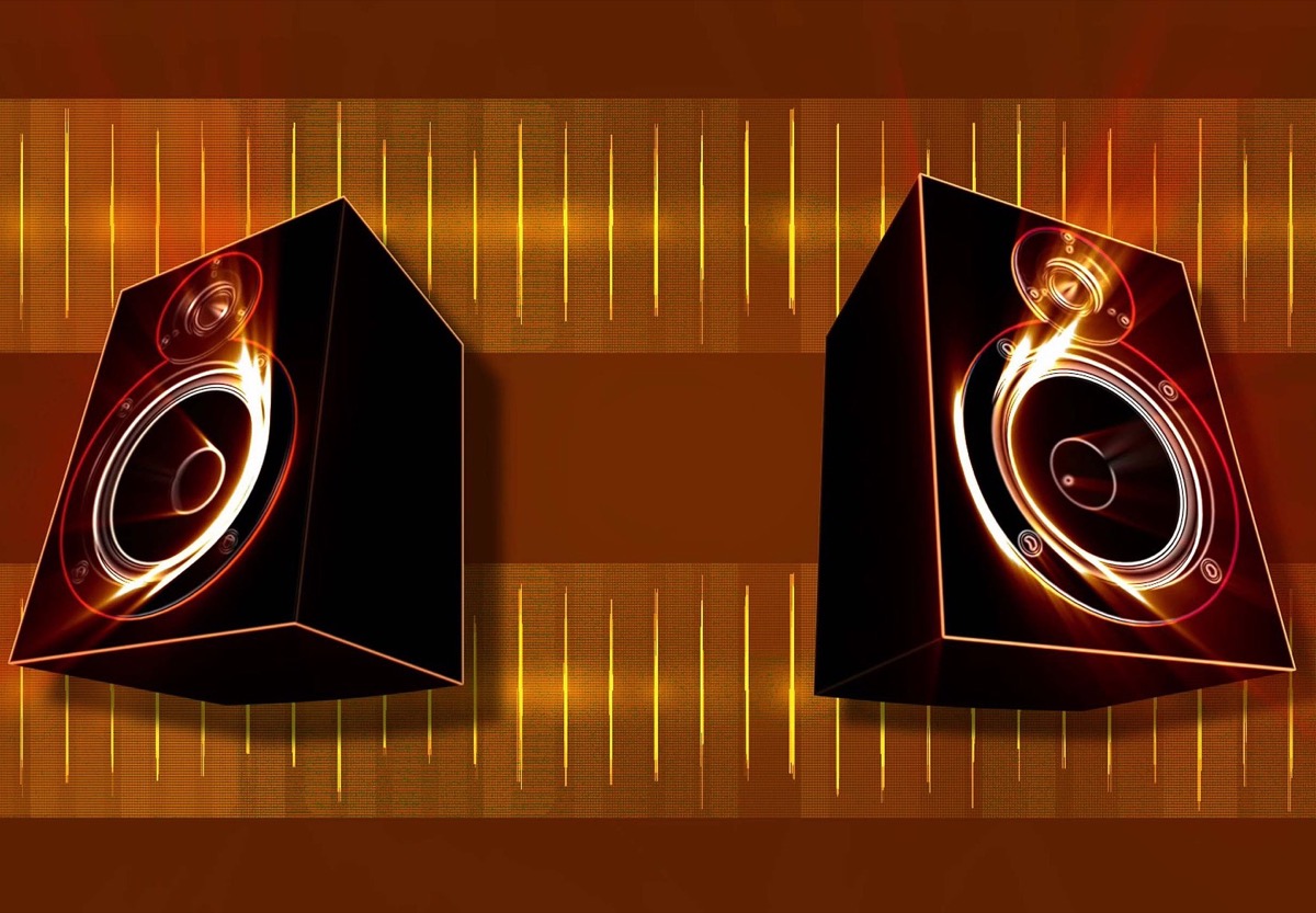 スピーカーを使って部屋を異空間に！