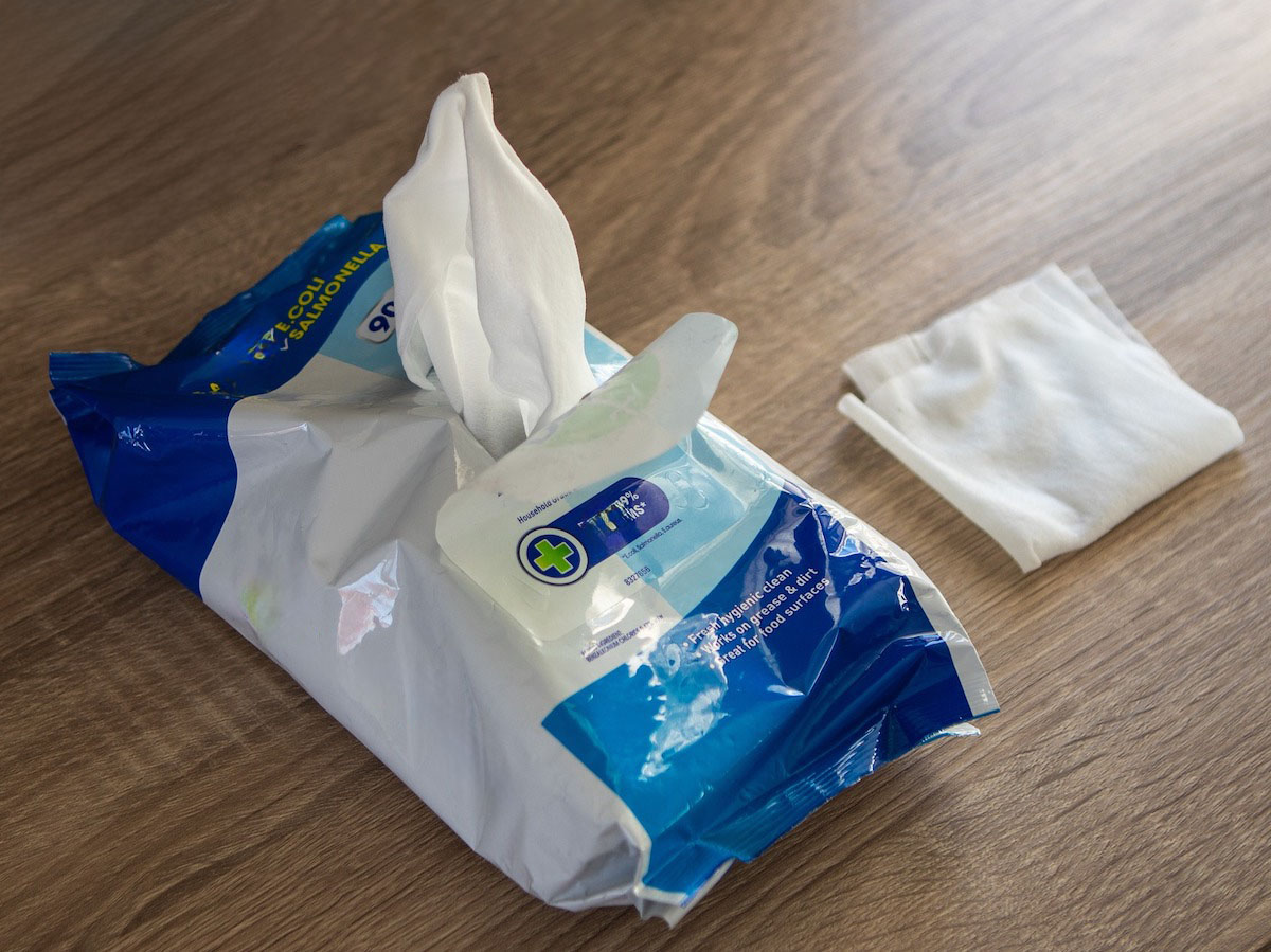 ウェットティッシュでシャワー代わりに！