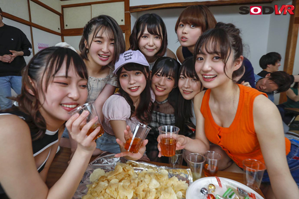 【今年最大級大乱交VR】ヤリサー合宿旅行 12名の女子大生と4時間30分ハメざかりSPで体感できるプレイ内容・あらすじ